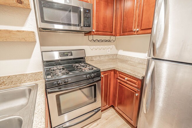 Building Photo - Warner Center 1 Bedroom Condo for Rent in Woodland Hills!