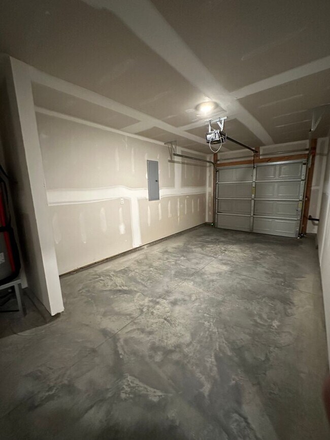 Building Photo - 3 Bedroom / 2.5 Bath Townhome Kingsport, TN