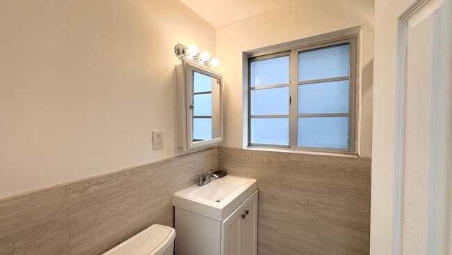 Building Photo - 916 W 41st St
