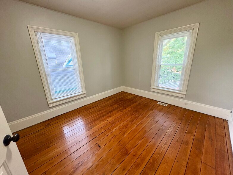 Building Photo - 704 Coit Ave NE