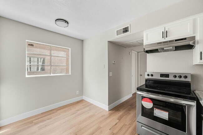 Building Photo - 2814 E Marconi Ave