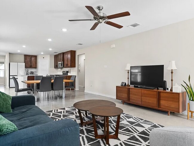 Building Photo - Must See!!! Stunning 4 Bed/2.5 Bath Home -...