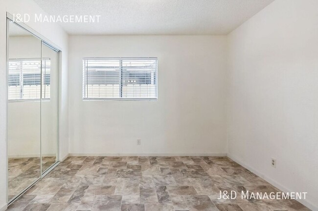 Building Photo - Gorgeous New Remodeled Apartment in North ...