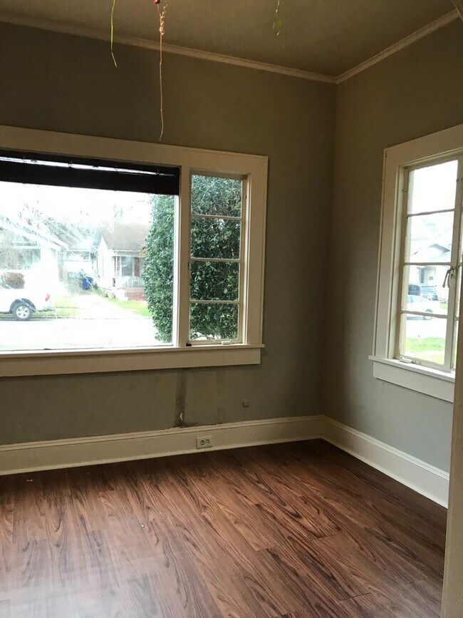 Building Photo - Super cute and updates throughout....