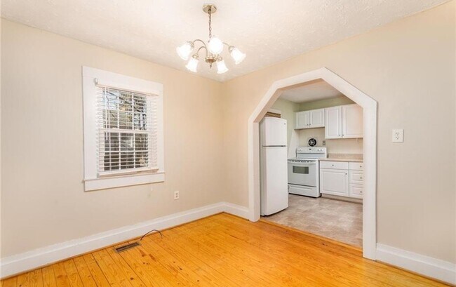 Building Photo - Amazing 2 bedroom 1 bathroom for rent!