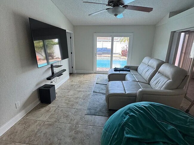 Building Photo - 3 Bed/2 Bath Clearwater Home with Pool: Av...