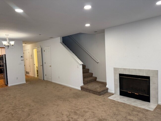 Building Photo - Wonderful 2 story condo in Ashford Ct-Deta...