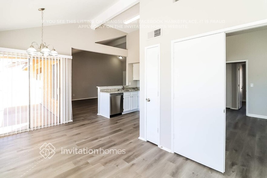 Building Photo - 5331 W Voltaire Dr