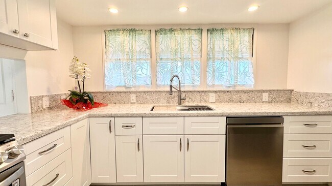 Building Photo - 2340 University Ave