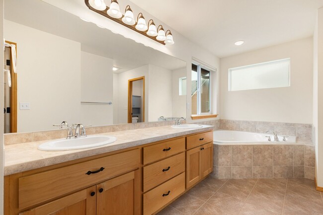 Building Photo - Well Maintained Bothell 4 Bedroom 2.5 Bath Home - Fantastic School District