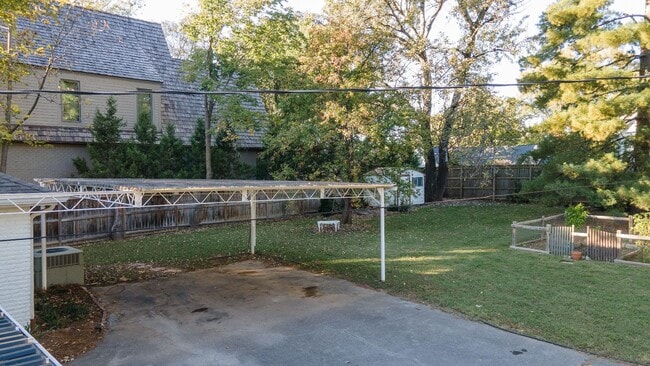 Building Photo - **ADORABLE DUBLEX IN BELLE MEADE WITH AMAZING YARD SURROUNDED BY MULTI-MILLION DOLLAR HOMES**