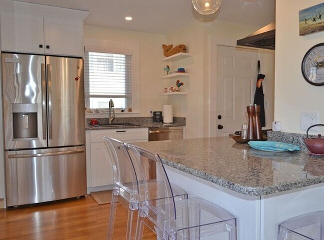 Building Photo - Winter Rental: 10A Gloucester Ave. (Utilit...