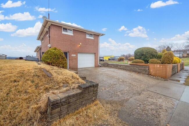 Building Photo - $200 OFF RENT FOR YOUR FIRST THREE MONTHS!...