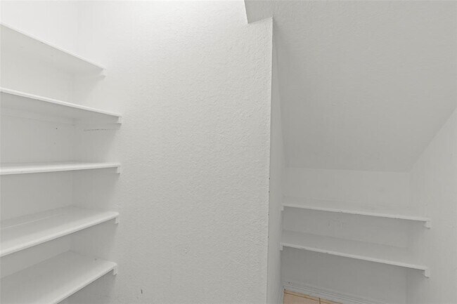 Building Photo - 4427 Village View Dr