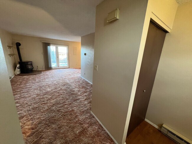 Building Photo - 3 Bedroom, 1.5 Bath Townhome W/ Attached S...