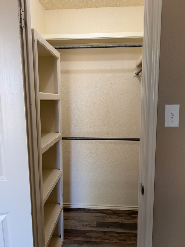 Building Photo - 302 E 17th St