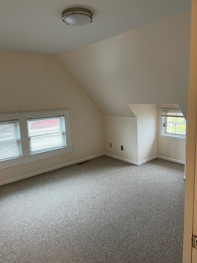 Building Photo - 235 Lyon St NE