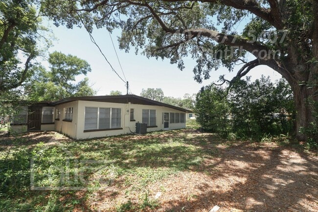 Building Photo - Charming 3/2 with Carport in Sanford