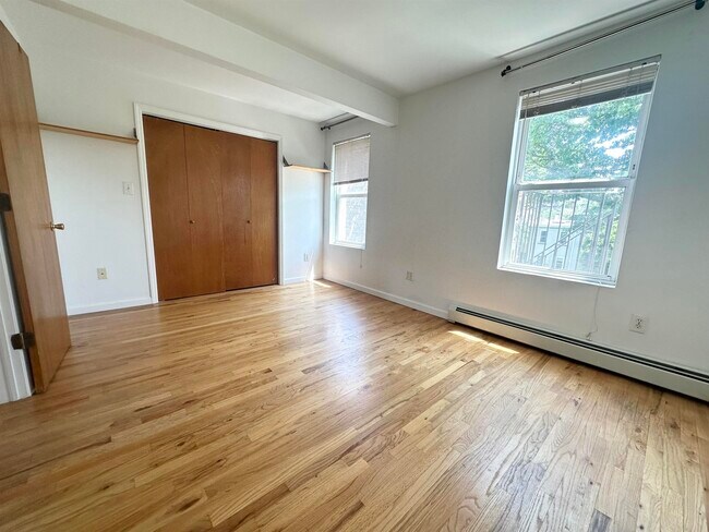 Building Photo - 213 8th St