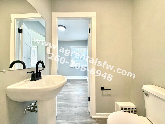 Building Photo - 2 Bedroom House