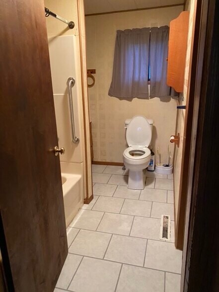 Full Bathroom - 321 E Main St