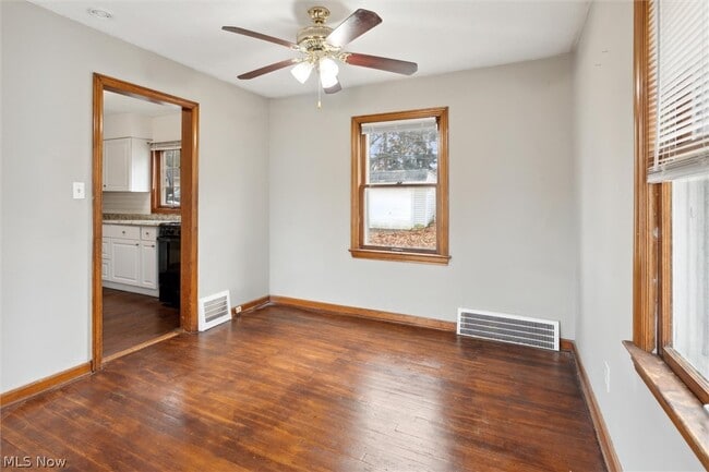 Building Photo - 9504 S Highland Ave