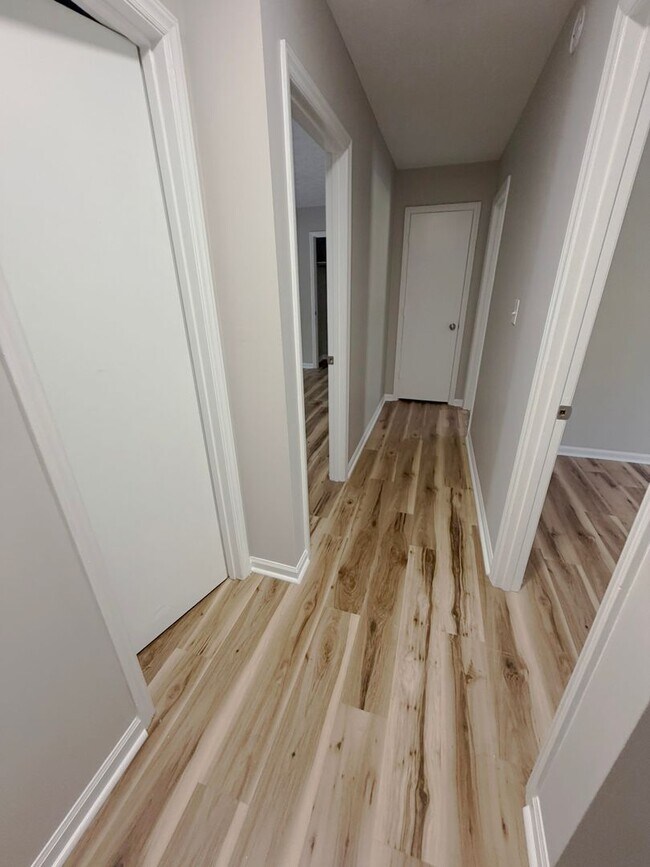 Building Photo - Freshly Renovated Townhome 3 Bed, 1.5 Bath