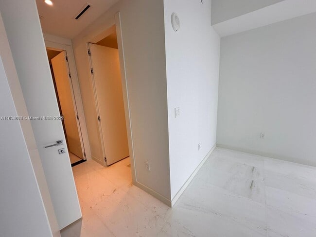 Building Photo - 300 Biscayne Blvd Way