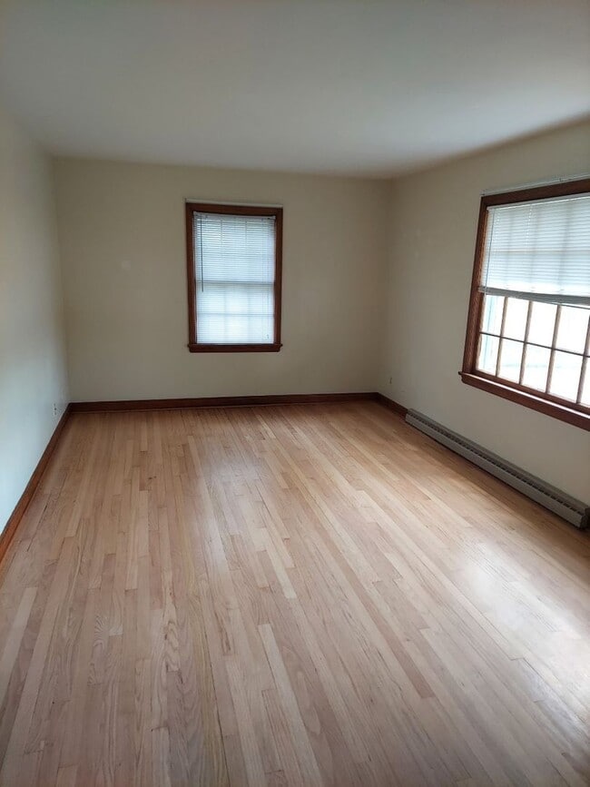 Building Photo - Beautiful Spacious Upgraded 2 Bedroom + De...