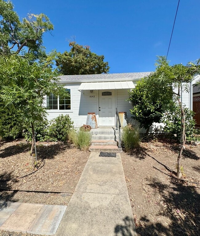 Building Photo - Available For 4+ Months!* Rare Find Furnished Saint Helena Gem, “Upper Tainter” 2 Bedrooms, 2 Bat...