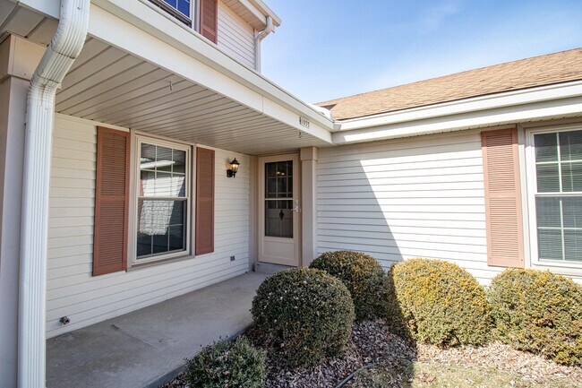 Building Photo - 1055 S Imperial Dr