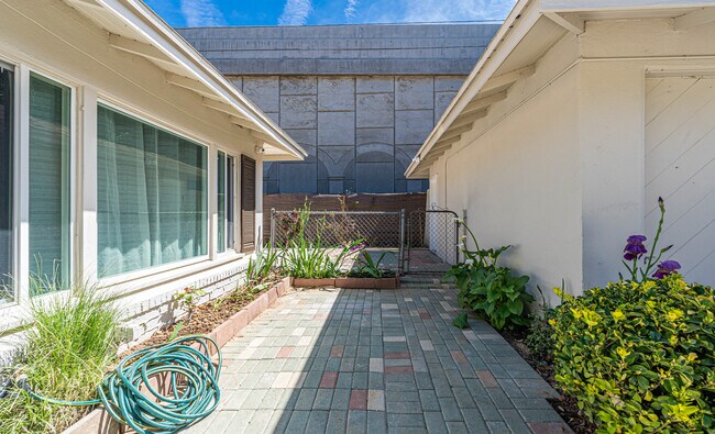Building Photo - 6348 Neva Pl