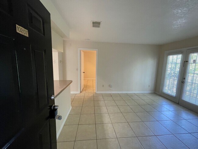 Building Photo - 2550 N Alafaya Trail