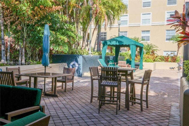 Building Photo - 520 SE 5 Ave