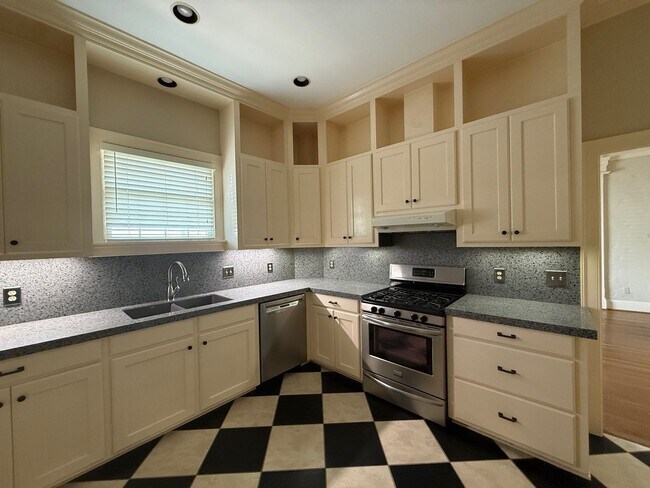 Building Photo - 200 Ridgeway Dr