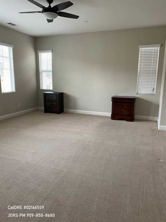 Building Photo - Eastvale 4 bedroom Partially Furnished Home