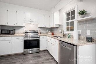 Building Photo - 1422 Delane Ave