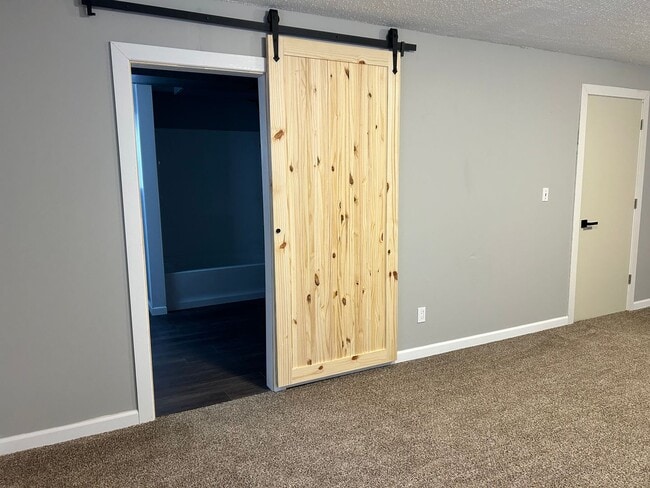 Building Photo - Newly Remodeled - Available Now!