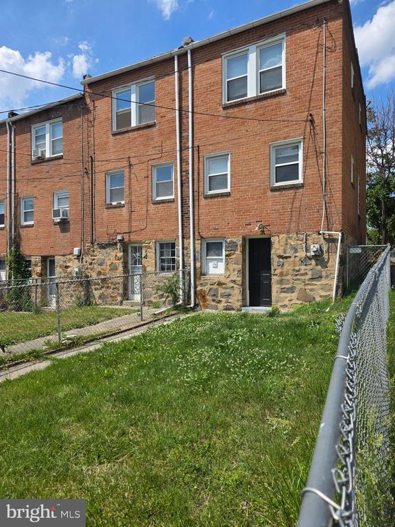 Building Photo - 835 E Cold Spring Ln