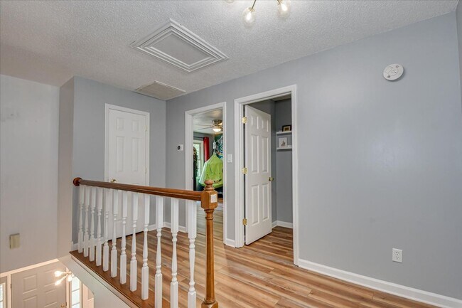 Building Photo - 4 bedroom 3 full bathroom home in heart of...