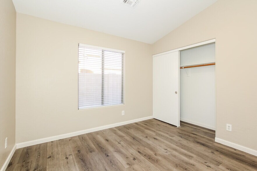 Building Photo - 8748 W Salter Dr