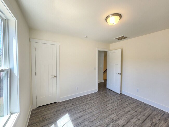 Building Photo - Black Mountain Rental!