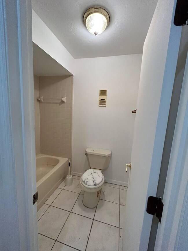 Building Photo - 1/2 Duplex For Rent !