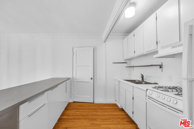 Building Photo - 1132-1132 Larrabee St