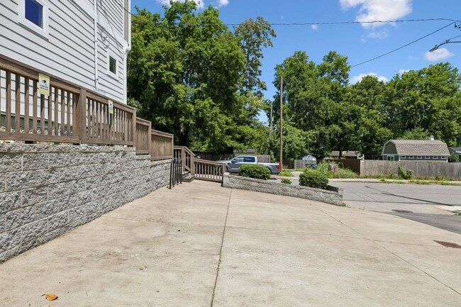 Building Photo - 906 Smiley St