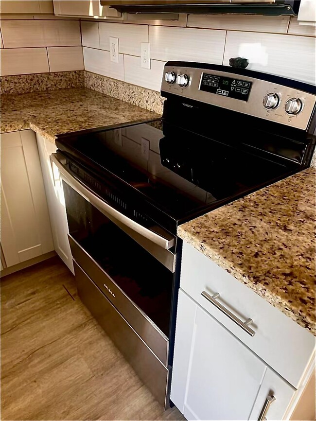 Building Photo - 2408 Linhart Ave