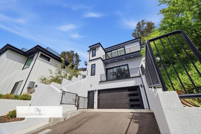 Building Photo - Luxury Modern Living with Stunning LA Skyline Views