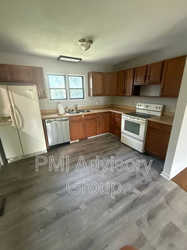 Building Photo - 6604 Meadowdale Dr