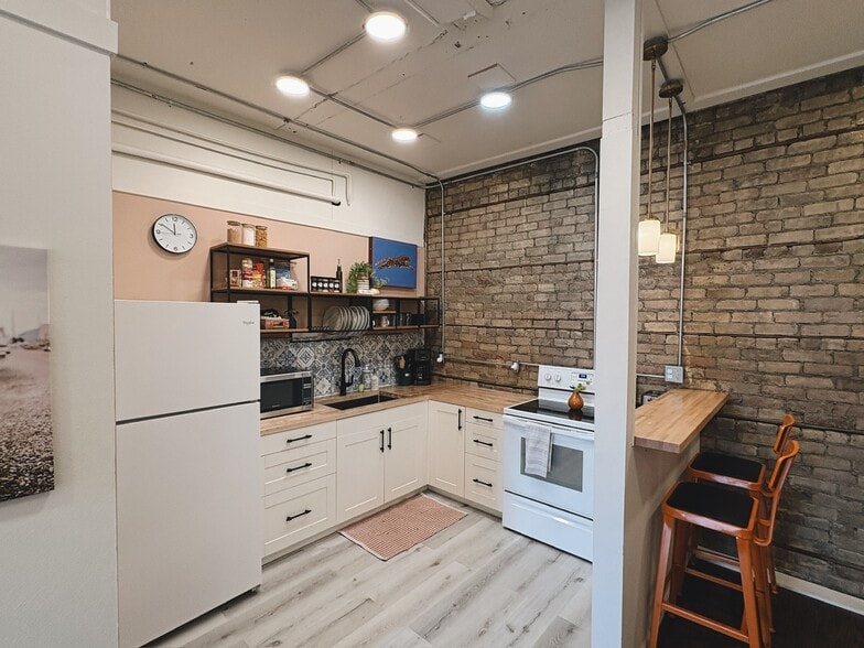 Building Photo - 100 State St N