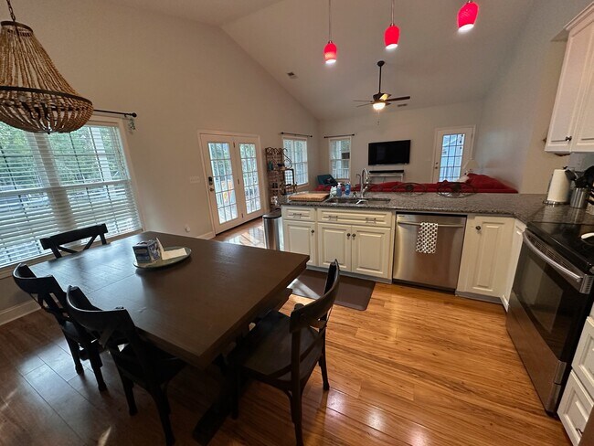Building Photo - 1846 Camelot Dr SW